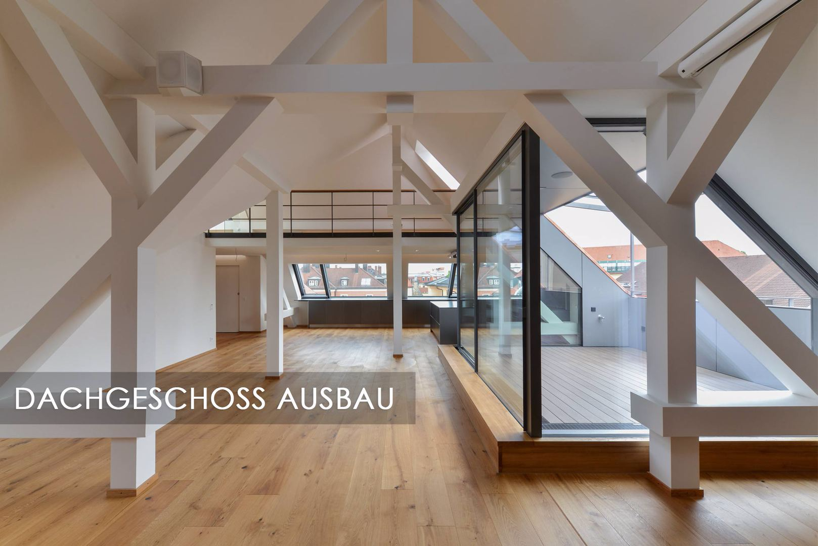 Ausgebaute Dachgeschosswohnung mit weißen Balken und einer großen Dachterrasse.